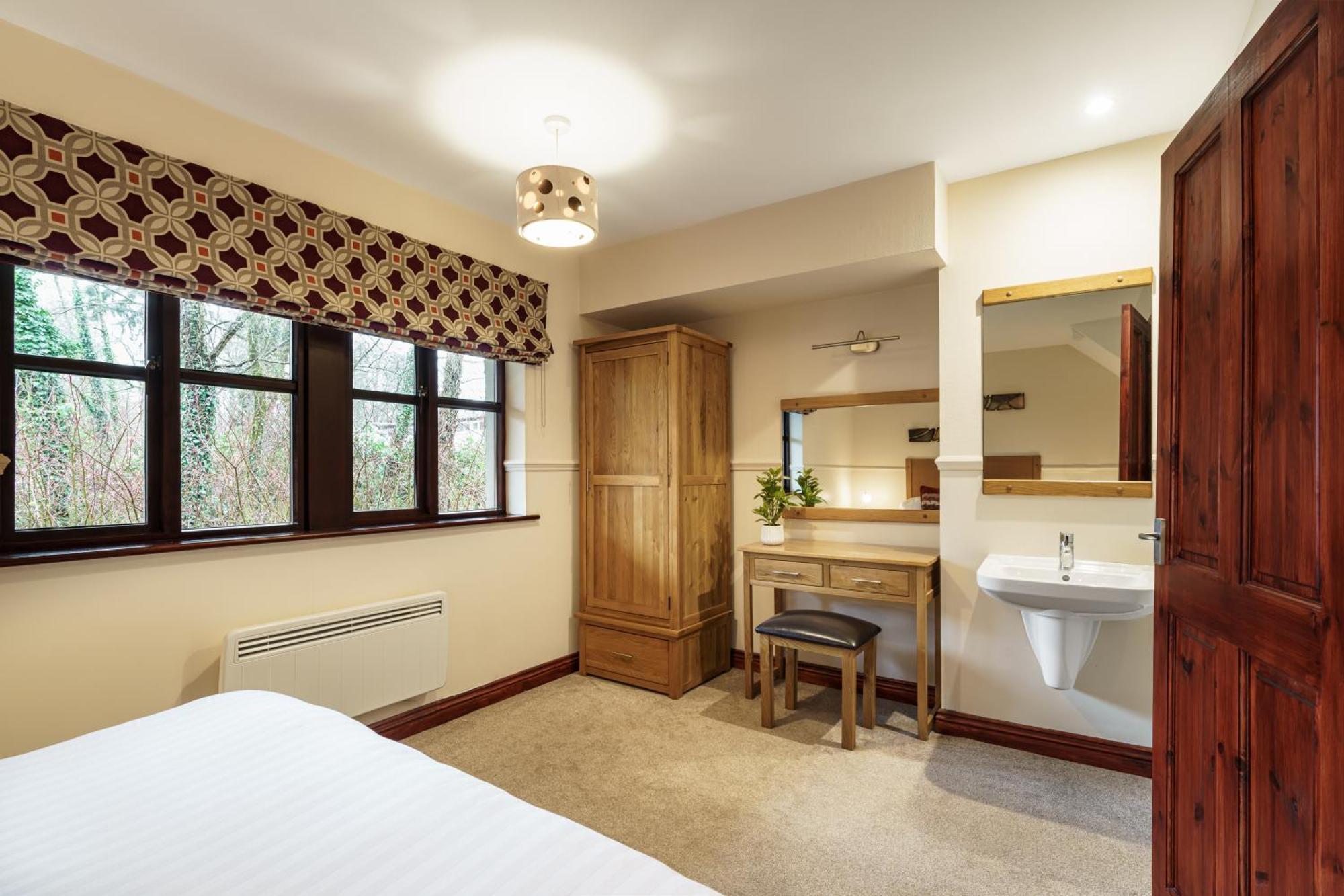 2 Bedroom Lake District Cottage At Windermere Marina Village Боунес-он-Уиндермер Экстерьер фото